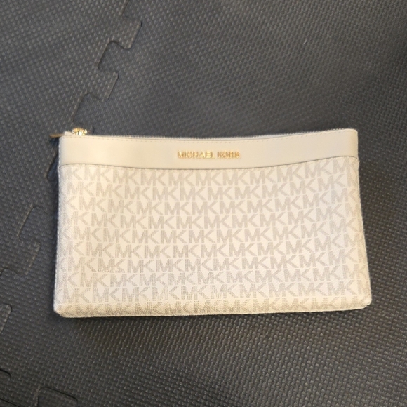 Michael Kors Cream Tote Bag with Gold Accents - Picture 7 of 8